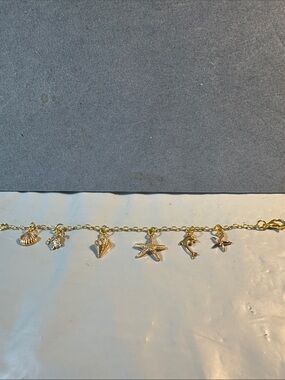 Dainty Gold Tone Seashell Charm Elegant Beach-Themed Bracelet